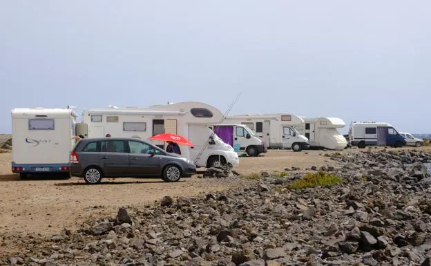 Autocaravanas aparcadas en la costa majorera. 