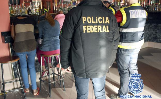 Un miembro de la Policía Federal de Brasil y otro de la Policía Nacional.