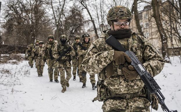 Un grupo de civiles de Kiev, durante uno de los ejercicios de formación en maniobras militares.