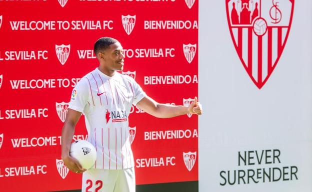Anthony Martial, durante su presentación como jugador del Sevilla.