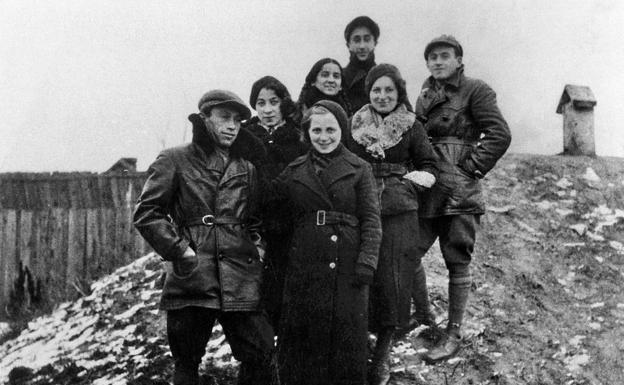 Camaradas de la comuna de entrenamiento de pioneros en Bialystok, con algunas de las guerrilleras polacas. /Casa de los combatientes de los Guetos
