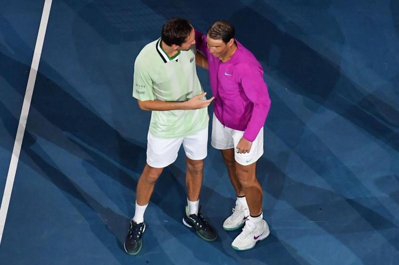 Medevedev y Nadal conversan tras el final del partido.