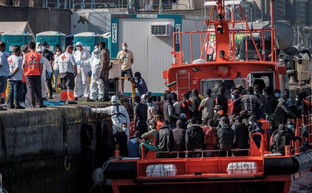 El rescate traslada a 57 inmigrantes desde una neumática a Lanzarote
