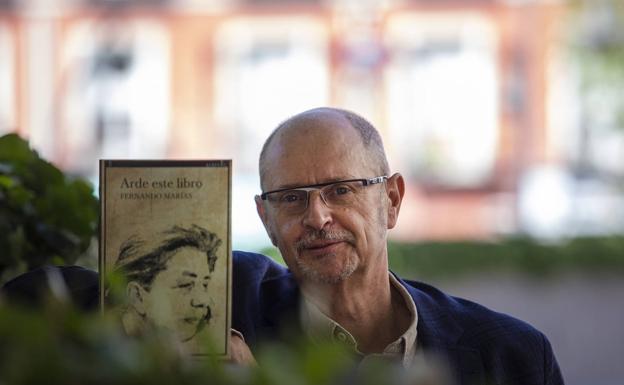 Fernando Marías posa junto a su última obra: 'Arde este libro'. 
