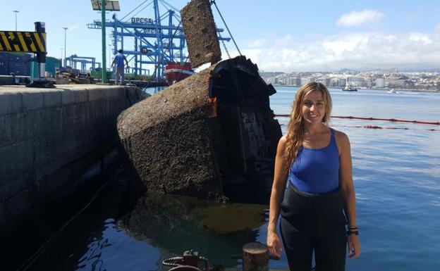 Belia Fernández posa al lado del barco donde sufrió el accidente. 