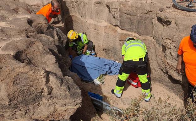 Un helicóptero rescata a una senderista que cayó en zona de difícil acceso en La Graciosa