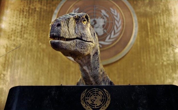 Un dinosaurio irrumpe en el famoso salón de la Asamblea General de la ONU./EFE