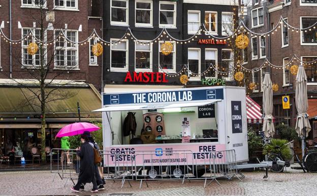 Puesto callejero para la realización de test de covid, en Amsterdam.