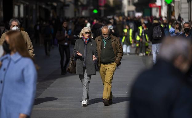 Una pareja camina sin mascarilla este jueves en Madrid.