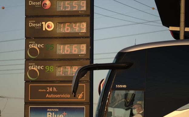 Cartel con los precios de los combustibles en una estación de servicio en Madrid, esta semana. /Óscar Chamorro