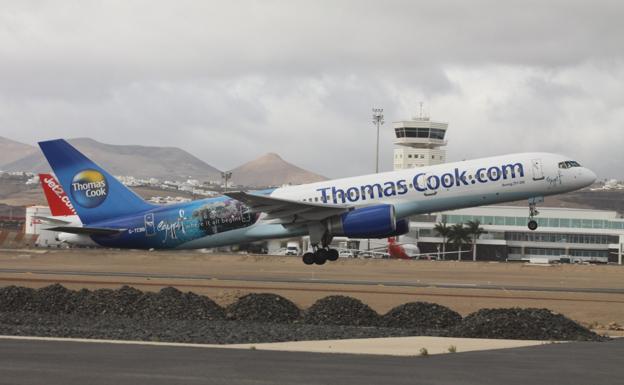 Imagen de uno de los aviones con los que operaba Thomas Cook en Lanzarote hasta su quiebra en 2019. / CARRASCO