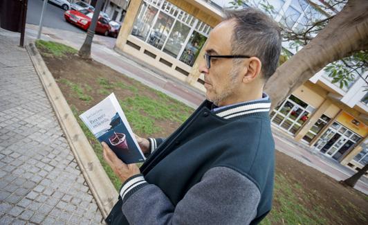 José Luis Correa lee uno de los ejemplares de su última novela. /cober servicios audiovisuales