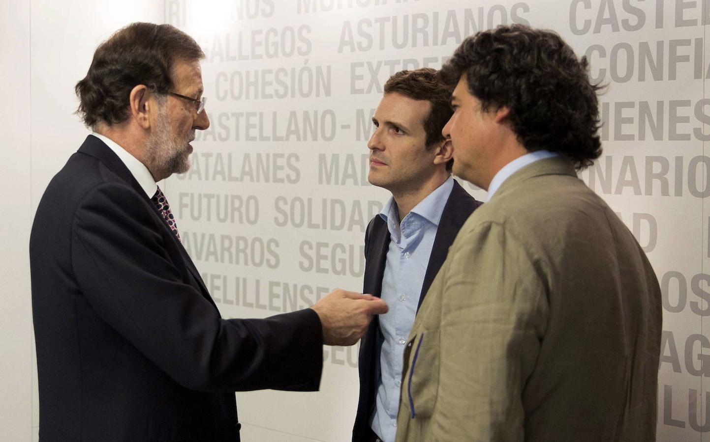 Mariano Rajoy conversa con Pablo Casado cuando aún no era el vicesecretario de Comunicación y con el director de campaña para las elecciones generales, Jorge Moragas.