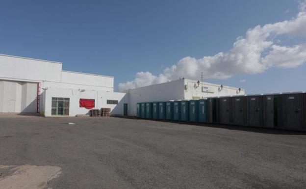 La nave industrial de Lanzarote, cuyo cierre pedía con urgencia el Defensor del Pueblo, luce ya sin gente desde el martes. 