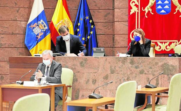 El consejero de Obras Públicas, Sebastián Franquis, ayer durante su comparencia en el Parlamento regional. 