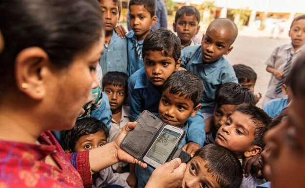 En India, las mujeres tienen un 25% menos de probabilidad de tener un teléfono móvil conectado que los hombres/Worldreader