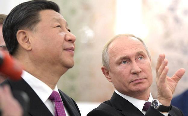 Vladímir Putin conversa con el presidente chino, Xi Jinping. 