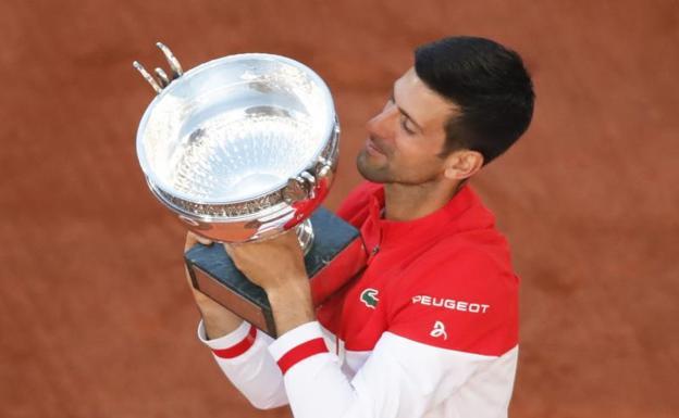 Djokovic, con el trofeo de campeón de Roland Garros de 2021. 