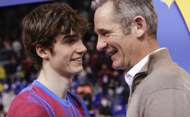 Iñaki Urdangarín habla con su hijo Pablo tras el encuentro de Liga Asobal entre el Barça y el Fraikin Granollers disputado este sábado en Barcelona.