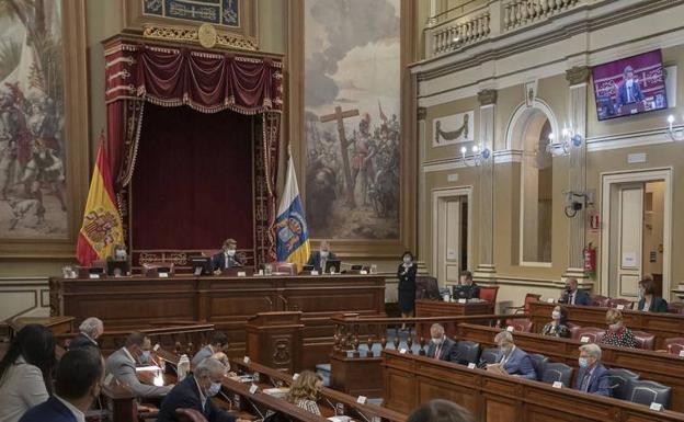 El Parlamento de Canarias pide no bajar la guardia y luchar contra la desigualdad