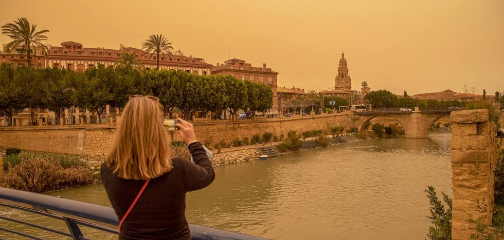 It rains mud in half of Spain due to the arrival of the Saharan haze