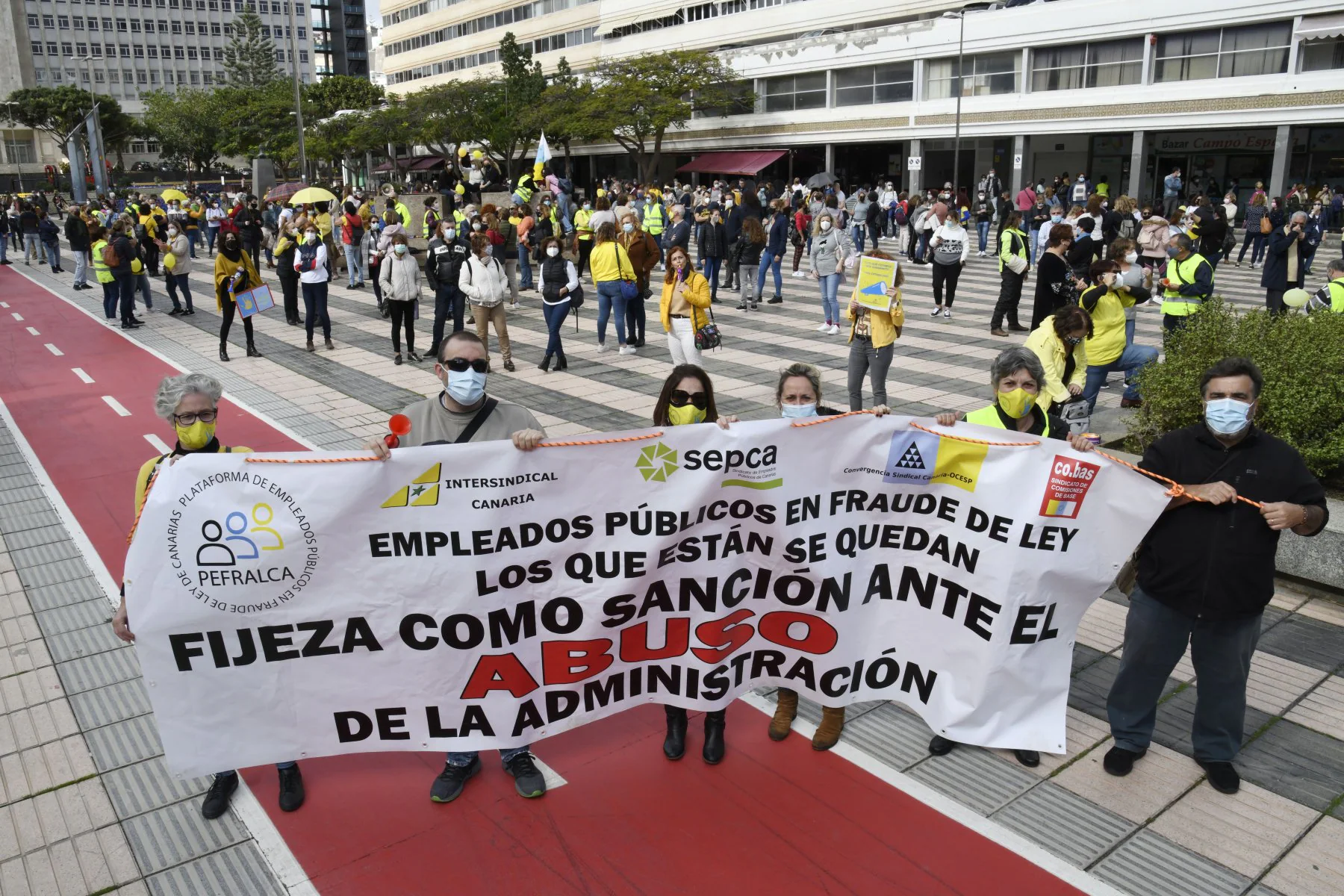 Image of a protest by temporary workers in front of the Presidency of the Government in Las Palmas de Gran Canaria. 