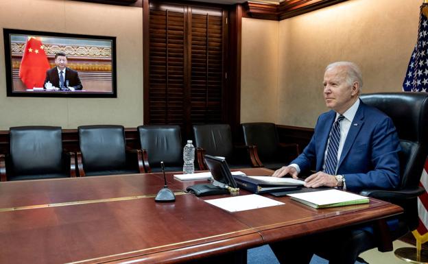 El presidente de Estados Unidos, Joe Biden, mantiene una conversación con su homólogo chino, Xi Jinping, desde la Sala de Situación de la Casa Blanca. 