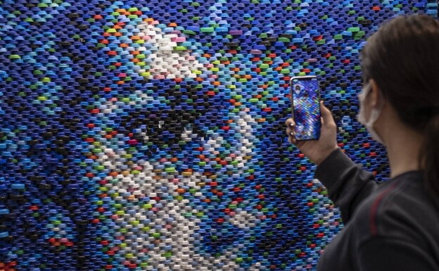 Un retrato de Sagdic realizado con tapones de plástico recogidos en el aeropuerto de Estambul. 