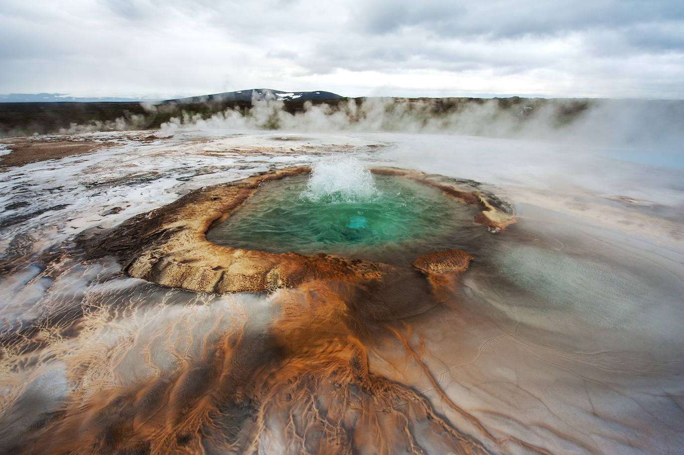 Hveravellir (Islandia) | Esta piscina de agua caliente es uno de los lugares más bellos del mundo. Una reserva natural a unos 650 metros sobre el nivel del mar está que considerara una de las zonas geotérmicas más bonitas de Islandia. Los visitantes que lo deseen pueden bañarse en ella.