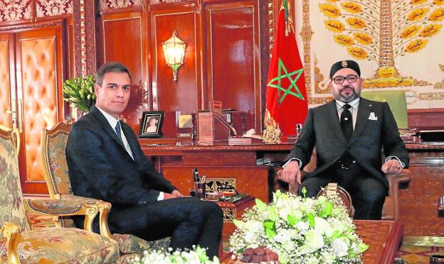 El presidente del Gobierno, Pedro Sánchez, posa con el rey Mohamed VI en su primera y única reunión en noviembre de 2018 en Rabat. 