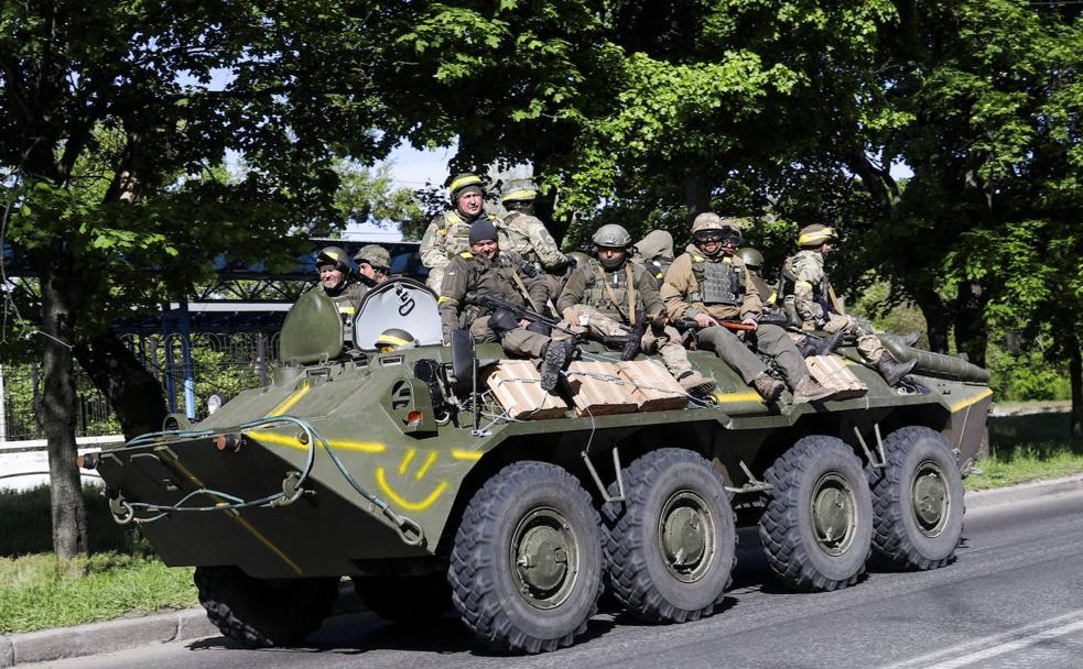 Soldados ucranianos se desplazan sobre un blindado medio sobre ruedas, en Kharkiv. /Reuters