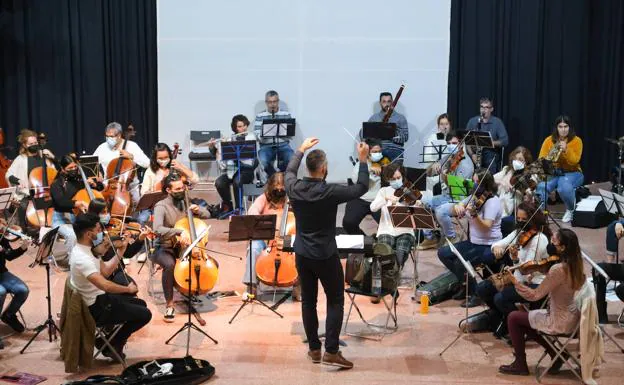 Archive image of a rehearsal of the Community Orchestra. 