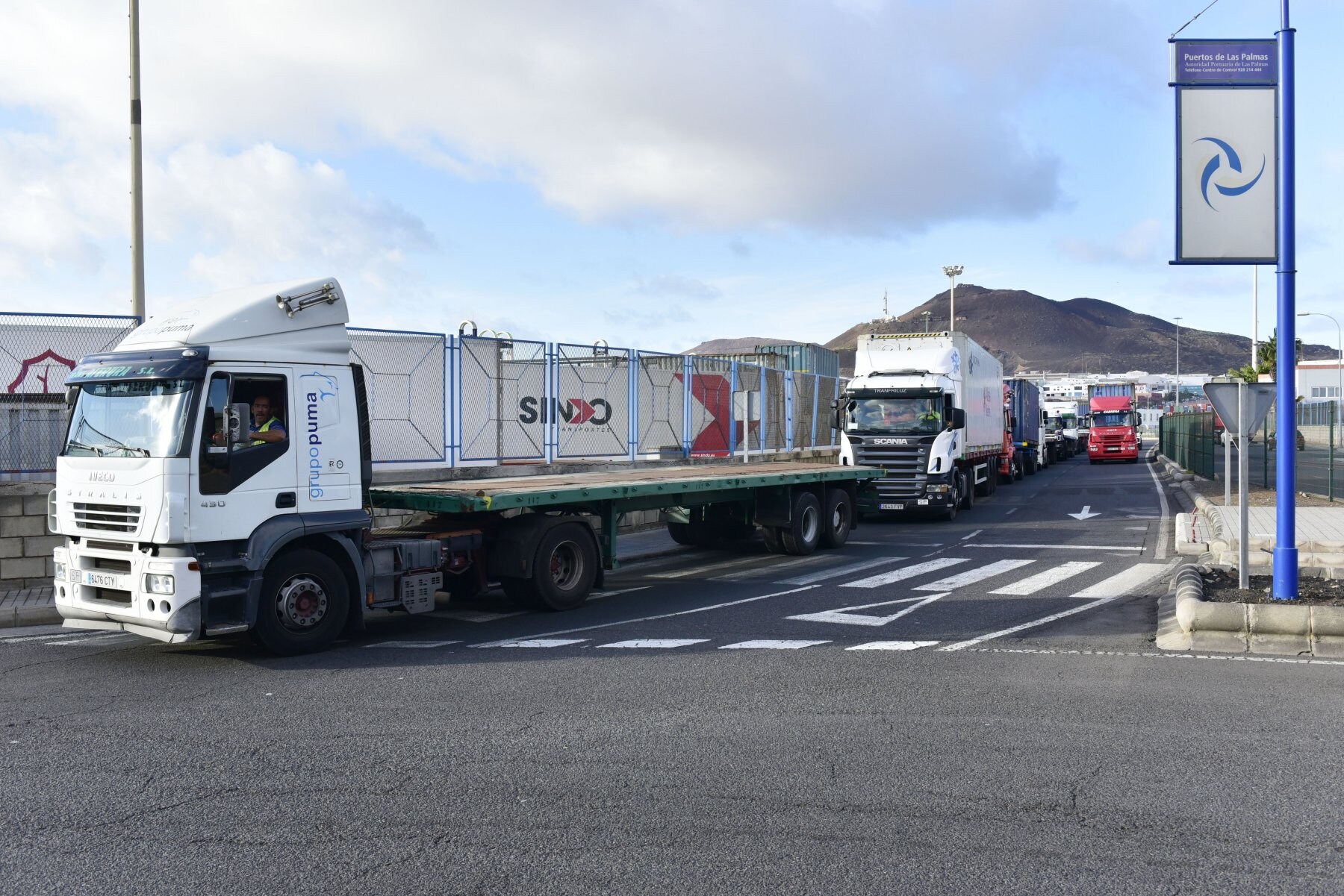 Imagen de camiones en el puerto de Las Palmas, donde sigue la queja de las largas colas y esperas. 