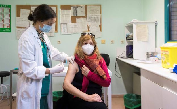 A woman is vaccinated against the flu in Zaragoza. 