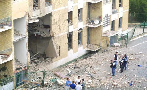 Estado en que quedó la casa cuartel de Santa Pola tras sufrir el atentado con coche bomba.