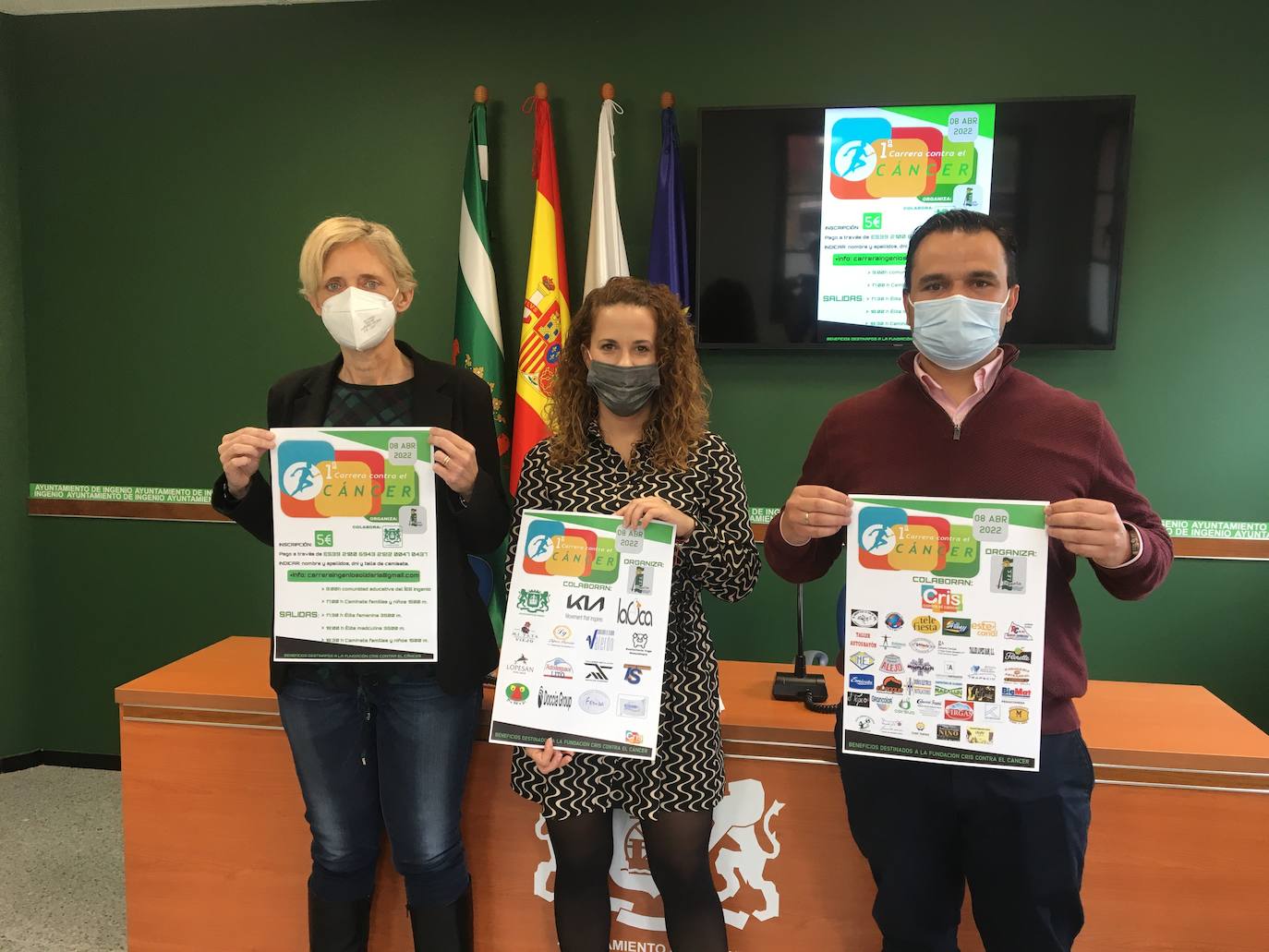 Paqui Muñoz, Lorena Quintana y Fidel López, tras la presentación de la carrera contra el cáncer. /C7