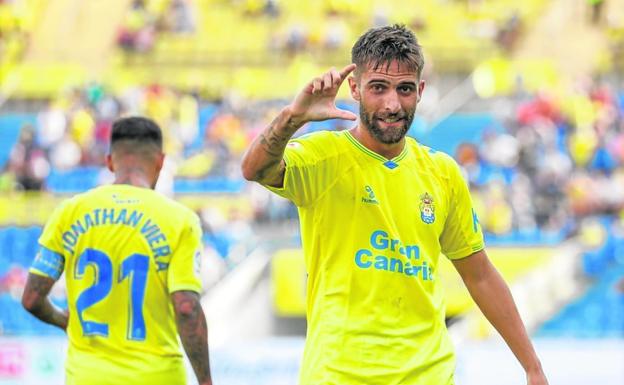 The skillful player from Barbate celebrates his goal against Cartagena, during this season.  / UDLP