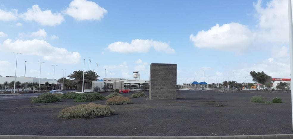 El Cabildo toma medidas para reponer la escultura de Manrique del aeropuerto