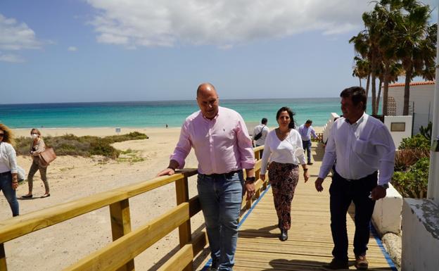 El presidente Sergio Lloret, Dunia Alvaro, concejala de Playas, y el alcalde de Pájara, Pedro Armas, en una de las nuevas rampas de acceso a la playa. /c7