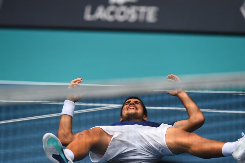 Carlos Alcaraz celebrates the title won in Miami on the track / AFP
