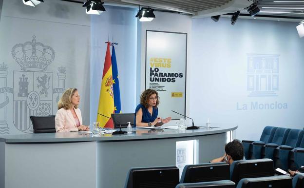 La ministra de Economía, Nadia Calviño, junto a la ministra de Haciaenda, María Jesús Montero. /Moncloa/Borja Puig