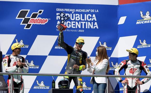 Celestino Vietti celebra su triunfo en el podio. 