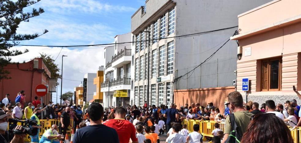 More than a thousand people enjoy a festive atmosphere with the Cross La Candelaria and Games Sunday