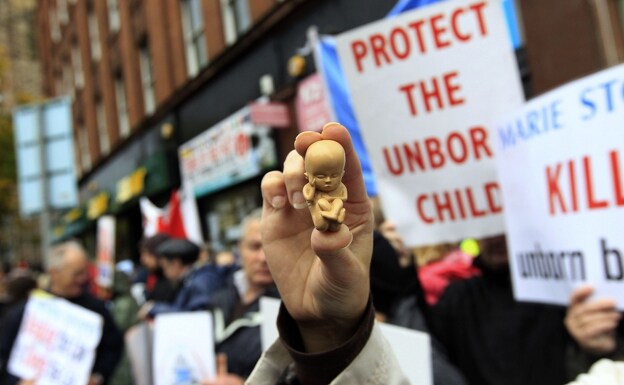 Protesta ante una clínica abortista en Irlanda del Norte. /Reuters