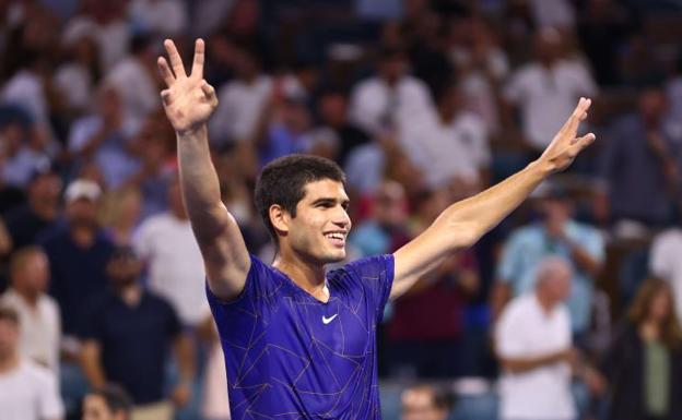 Carlos Alcaraz levanta los brazos tras ganar el Masters 1.000 de Miami. /AFP
