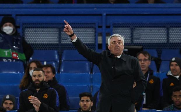 Carlo Ancelotti da indicaciones durante el Chelsea-Real Madrid. /Adrian Dennis (Afp)