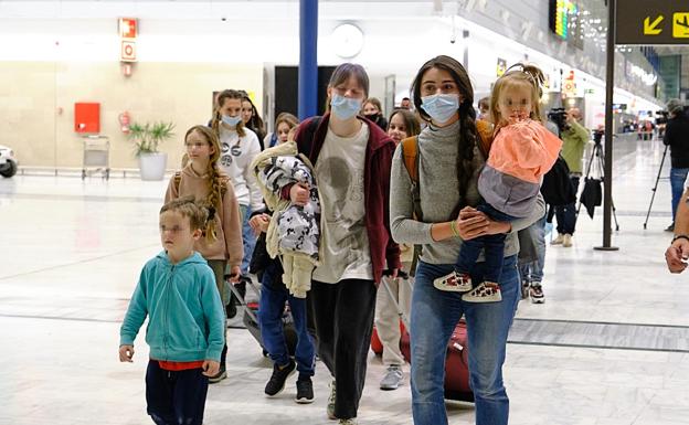 Los menores ucranianos, cuando aterrizaron en el aeropuerto majorero el 11 de marzo procedentes de Budapest. 