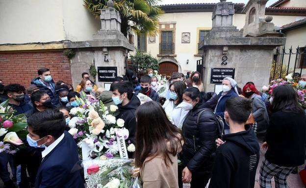 Multitudinario funeral de Erika Yunga ayer en Oviedo. 