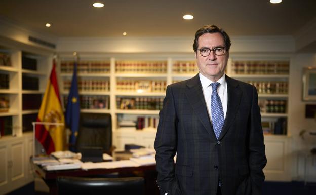 El presidente de la CEOE, Antonio Garamendi, en su despacho. /J. R. LADRA