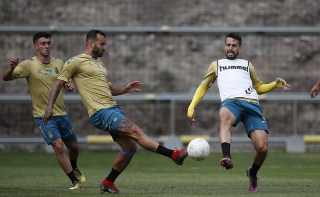 Jesé Rodríguez disputa un balón con su compañero Kirian, ayer durante la sesión de entrenamiento en Barranco Seco. / UDLP
